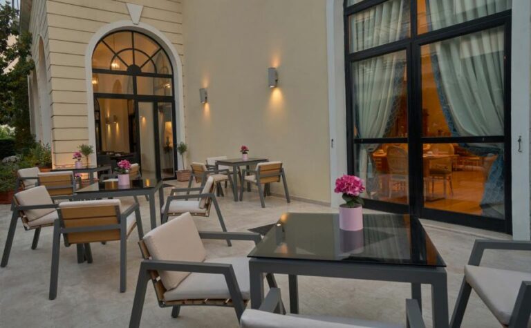 volos-palace-hotel-outdoor-restaurant