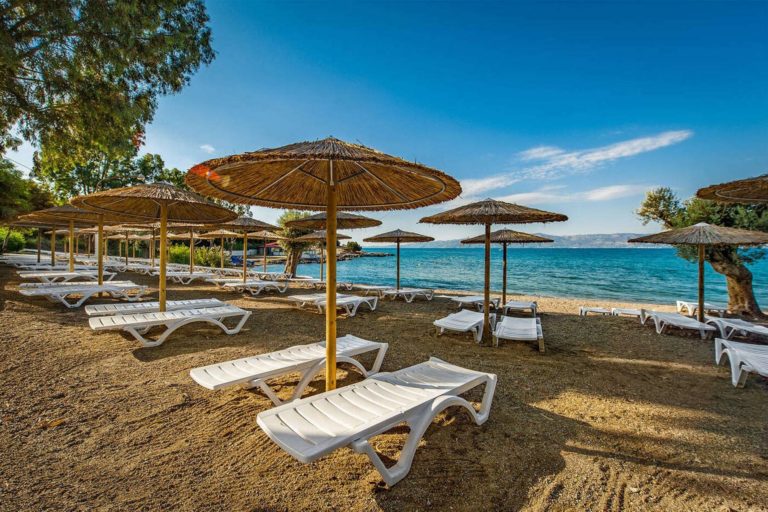 amarynthos-resort-hotel-sunbeds-by-the-beach
