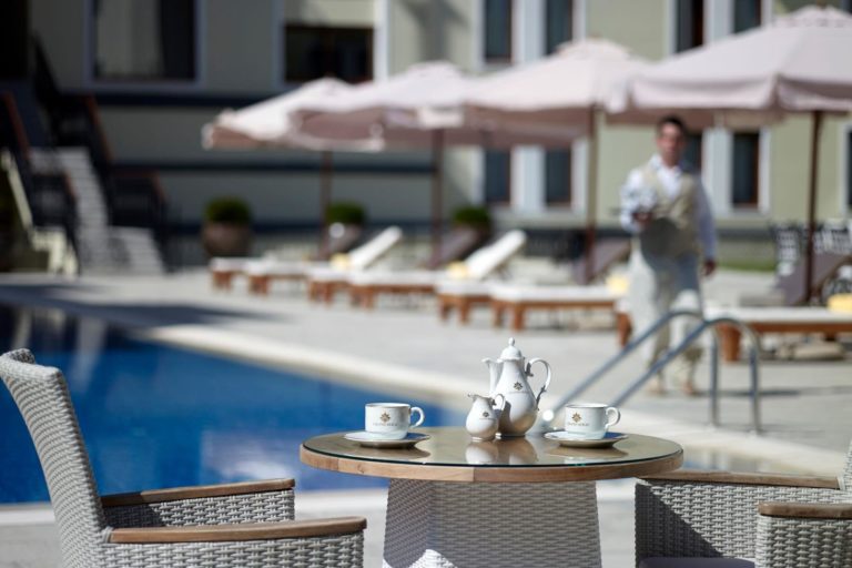 grand-serai-congress-and-spa-hotel-ioannina-tea-by-the-pool