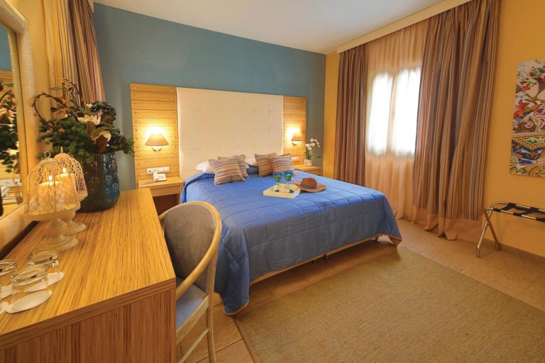dolphin-bay-family-resort-syros-room1