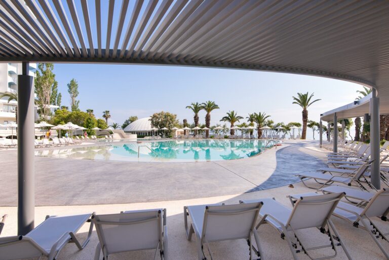 pallini-beach-hotel-chalkidiki-sunbeds-by-the-pool