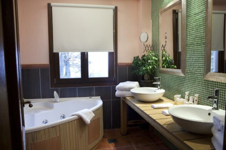 kazarma-lake-hotel-and-spa-karditsa-bathroom