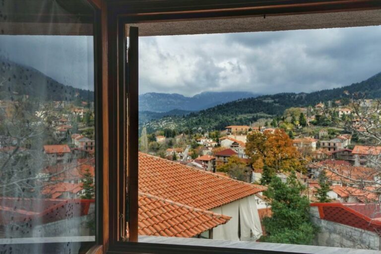 to-balconi-tis-agorianis-arachova-window-view