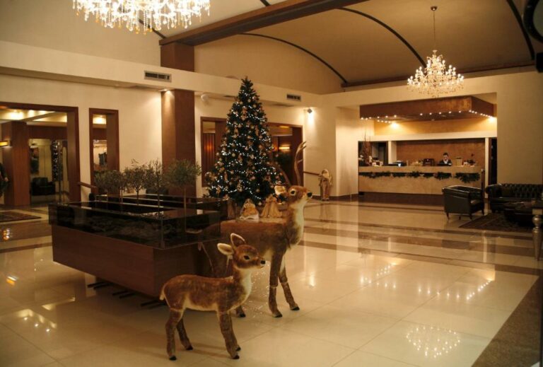 valis-resort-and-spa-volos-lobby-at-christmas