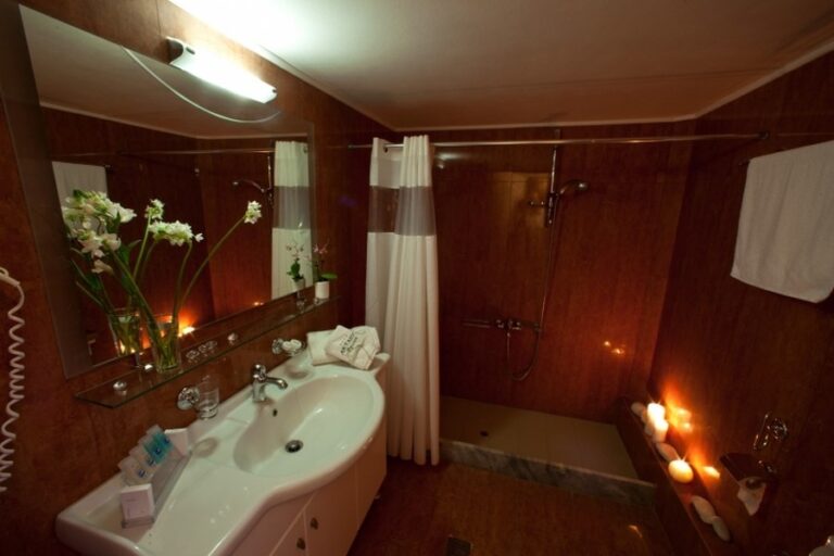 aktaion-resort-hotel-gytheio-bathroom