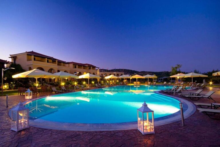 aktaion-resort-hotel-gytheio-pool-by-night