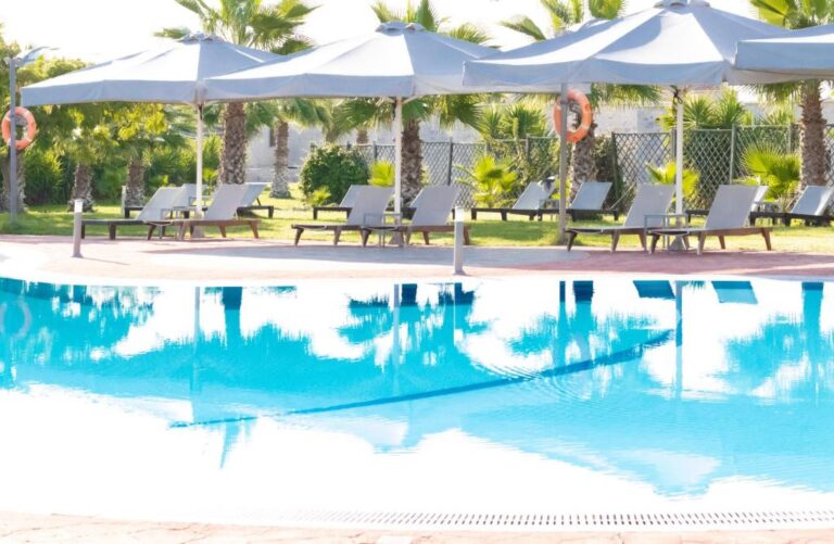 aktaion-resort-hotel-gytheio-sunbeds-by-the-pool