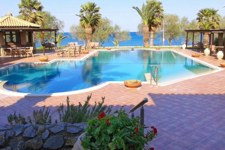 oasis-hotel-kyparissia-pool-1