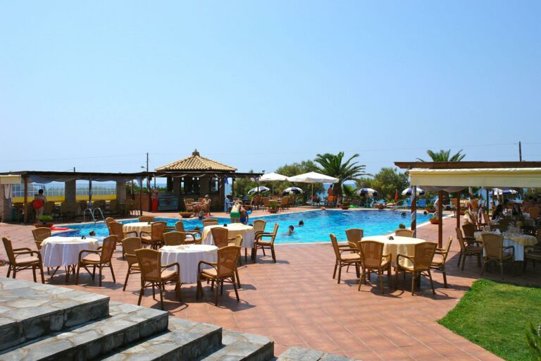 oasis-hotel-kyparissia-tables-by-the-pool