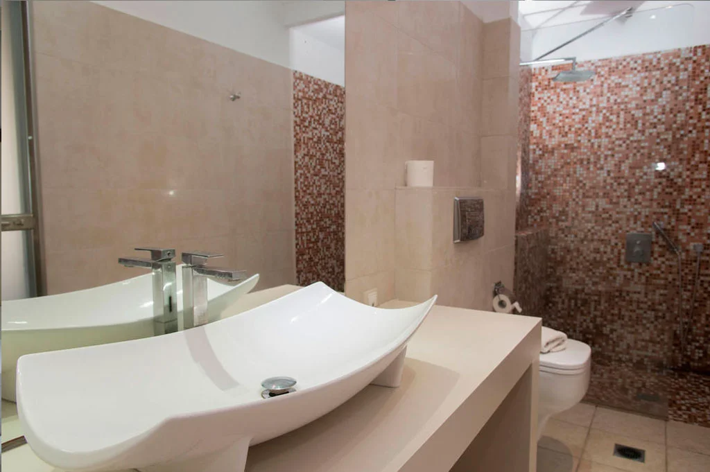 splendour-resort-santorini-suite-bath