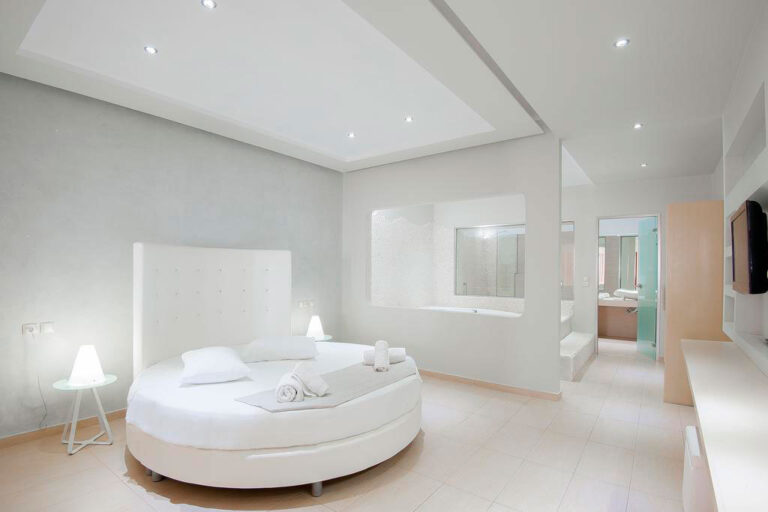 splendour-resort-santorini-suite-with-spa-bath