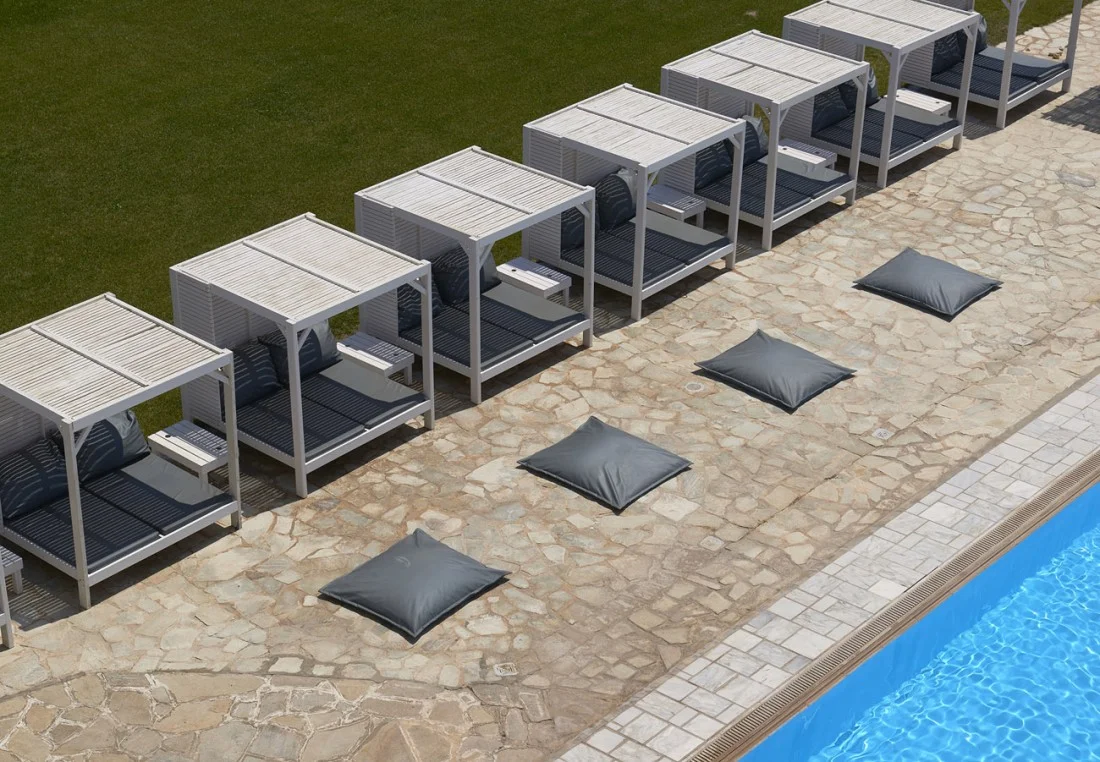 tinos-beach-hotel-sunbeds