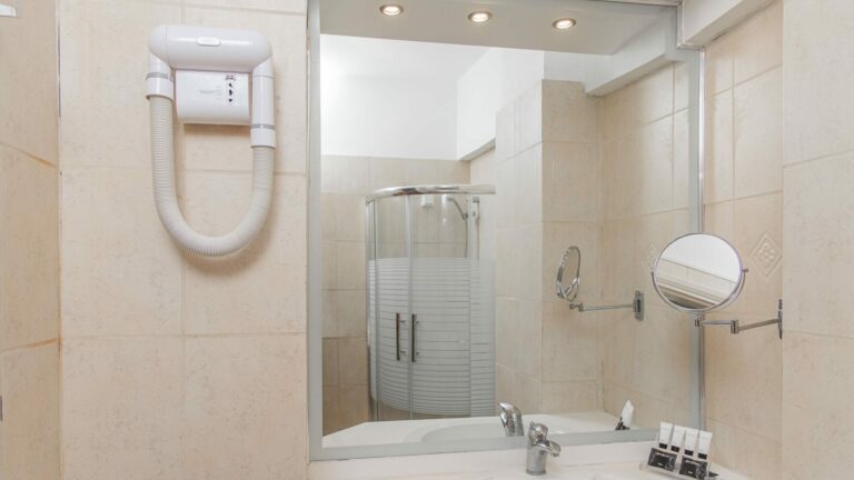 marmari-bay-hotel-bathroom-1