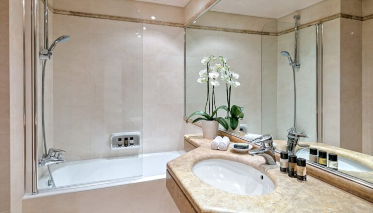 divani-meteora-hotel-superior-room-bathroom