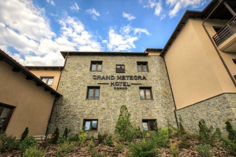 grand-meteora-hotel-sign