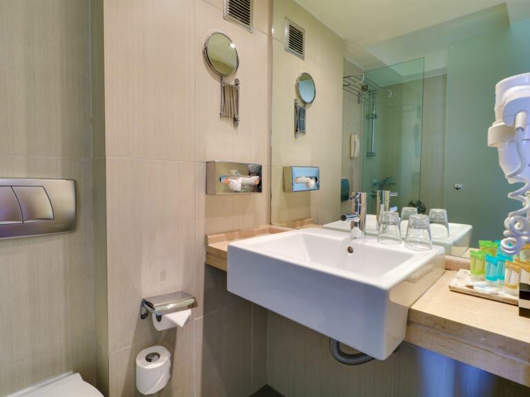 olympian-bay-grand-resort-pieria-bathroom