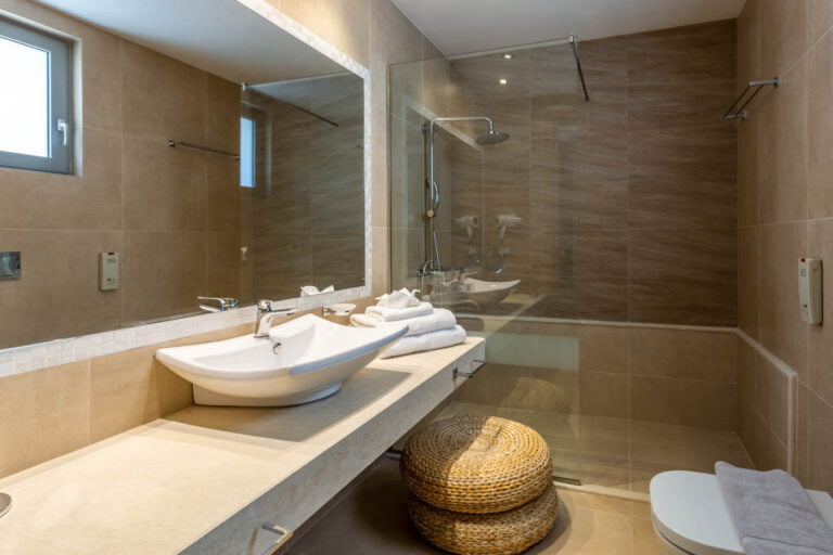 elysian-luxury-hotel-and-spa-kalamata-junior-bathroom
