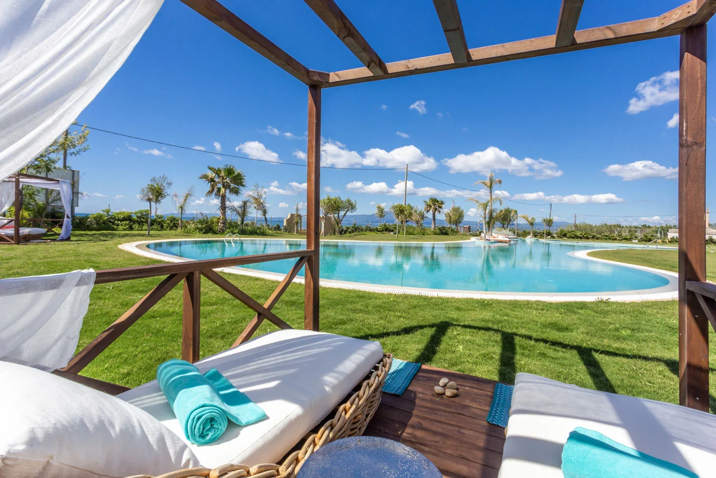 elysian-luxury-hotel-and-spa-kalamata-sunbeds
