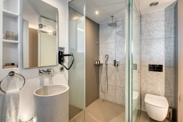las-hotel-and-spa-gytheio-bathroom
