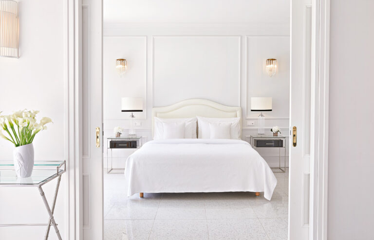 grecotel-corfu-imperial-deluxe-suite-sea-view-bedroom