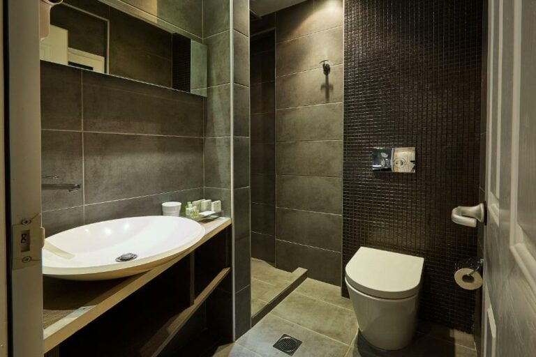 ilio-mare-resort-hotel-bathroom-1