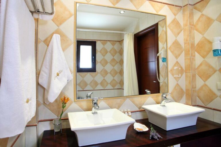 hotel-tesoro-lefkada-bathroom