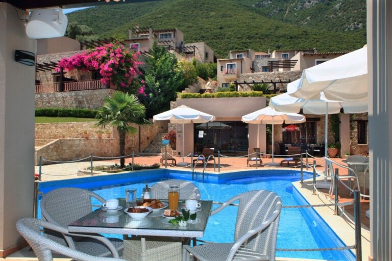 hotel-tesoro-lefkada-lunch-by-the-pool