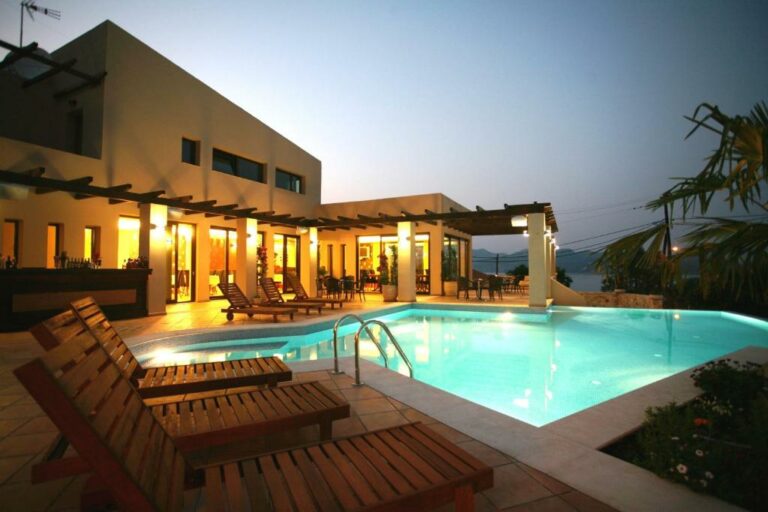 hotel-tesoro-lefkada-pool-with-sunbeds
