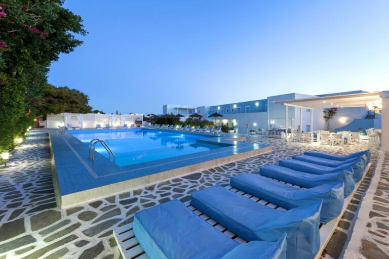 narges-hotel-paros-pool-with-sunbeds