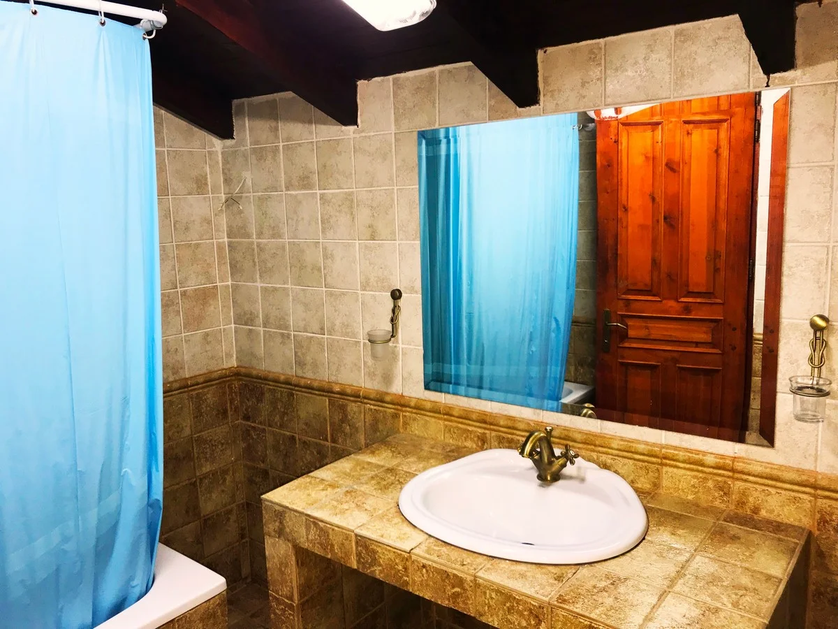 loggas-hotel-kastoria-bathroom