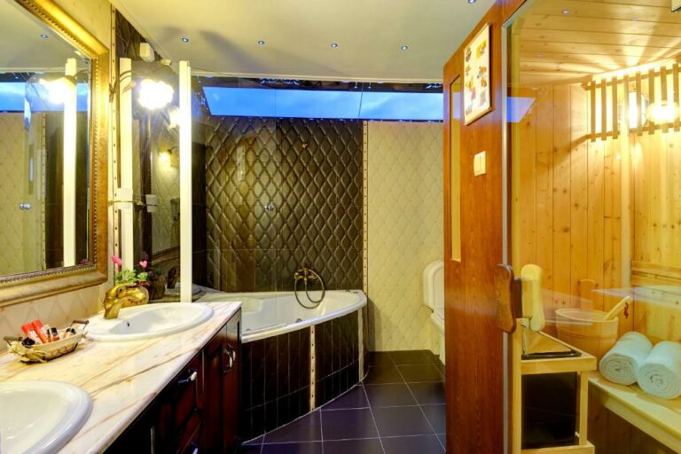 naiades-hotel-resort-and-conference-karditsa-bathroom