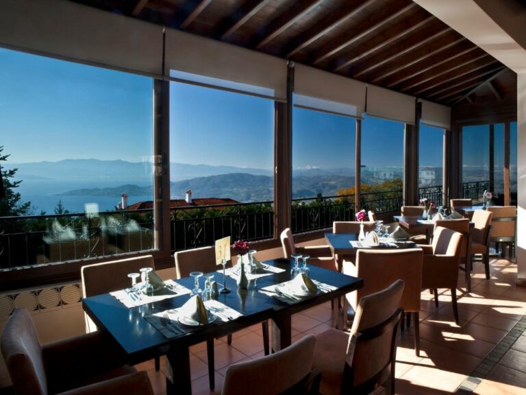 portaria-hotel-pilio-restaurant-with-view
