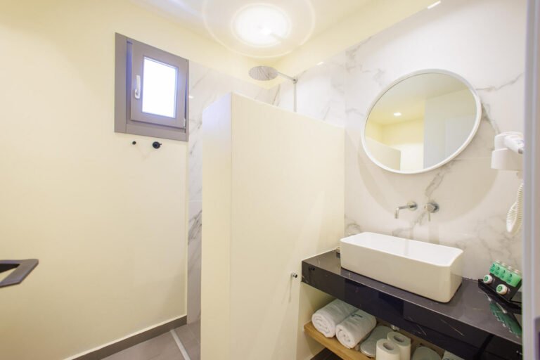 kastro-maini-hotel-mani-superior-bathroom