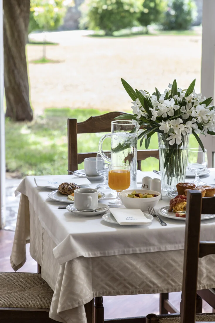 amalia-hotel-kalampaka-table