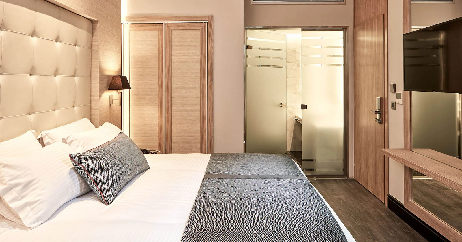 antigon-urban-chic-hotel-thessaloniki-room