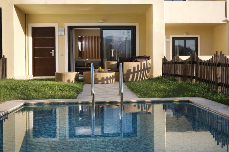 elite-city-resort-kalamata-private-pool