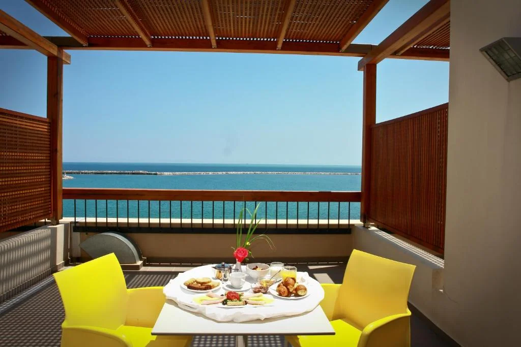 kymi-palace-hotel-balcony