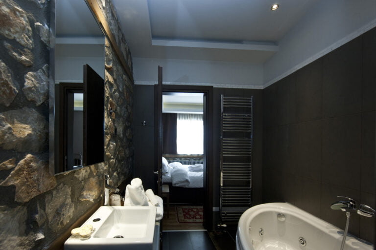 miramonte-chalet-hotel-spa-kaimaktsalan-bathroom