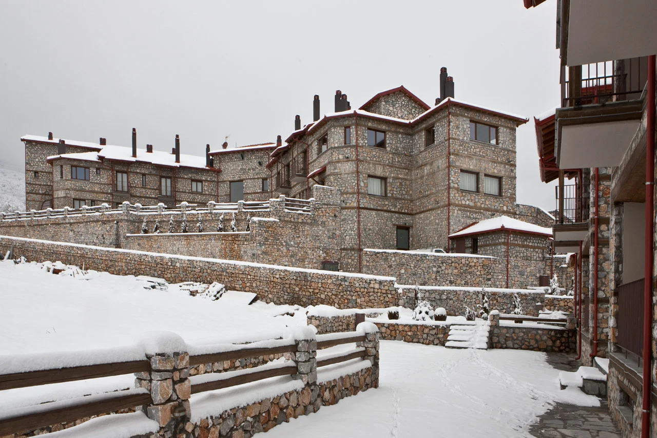 miramonte-chalet-hotel-spa-kaimaktsalan-exterior-snow