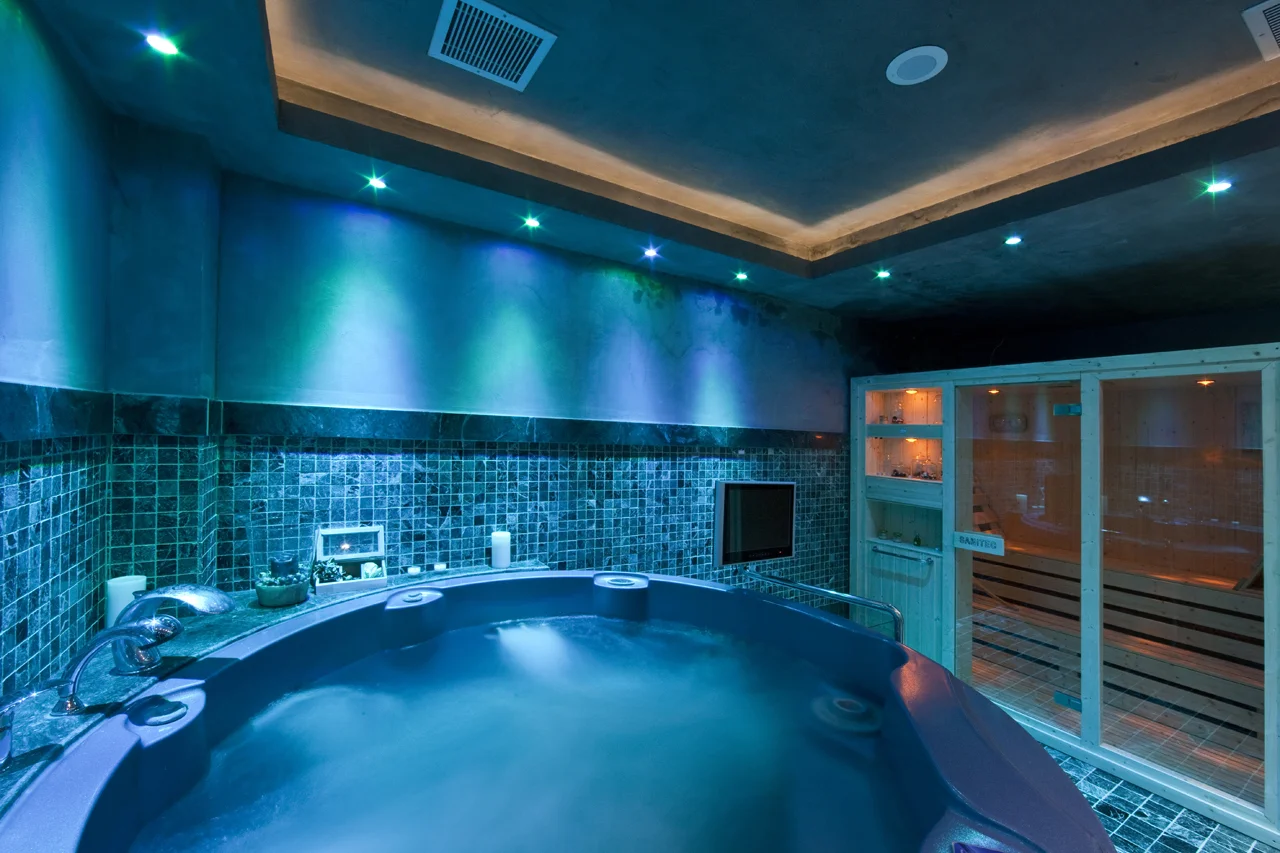 miramonte-chalet-hotel-spa-kaimaktsalan-jacuzzi