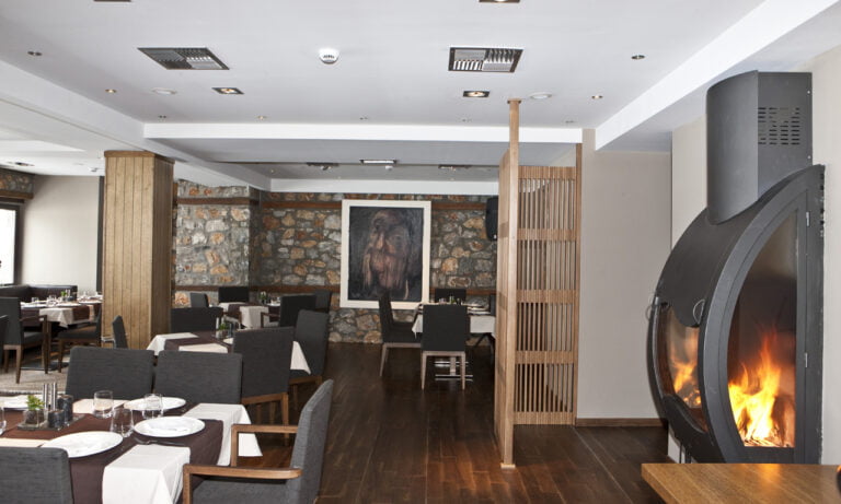 miramonte-chalet-hotel-spa-kaimaktsalan-restaurant-with-fireplace