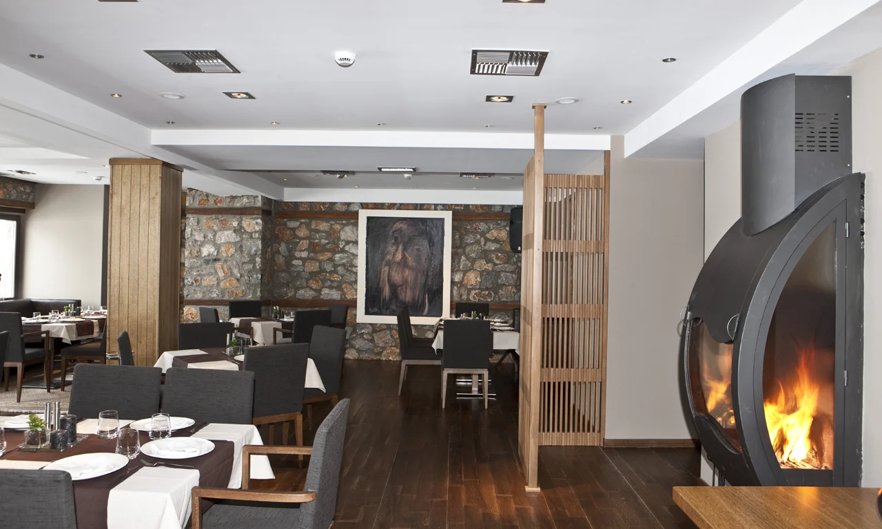 miramonte-chalet-hotel-spa-kaimaktsalan-restaurant-with-fireplace