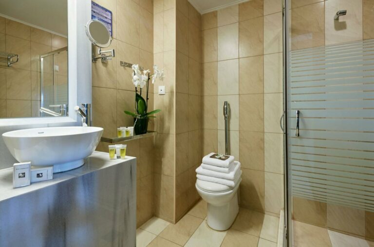 aar-hotel-and-spa-ioannina-bathroom