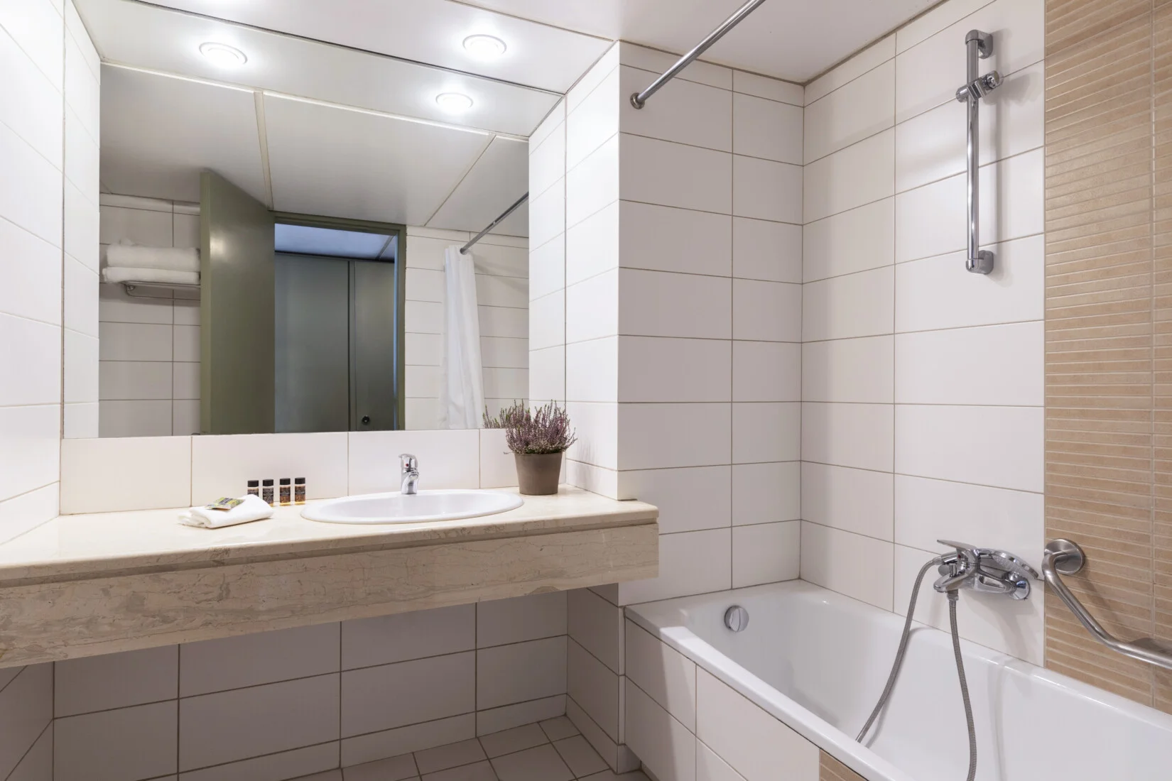 amalia-hotel-delfoi-bathroom