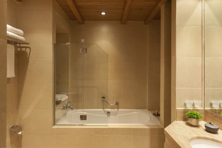 santa-marina-hotel-arachova-bathroom-maisonette