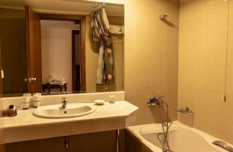 arta-palace-hotel-bathroom