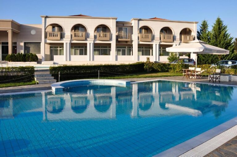 arta-palace-hotel-pool
