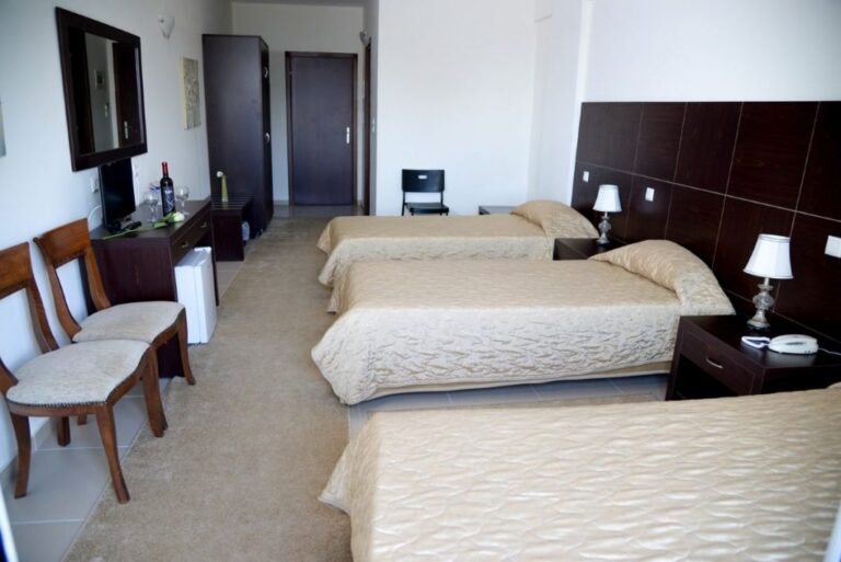 arta-palace-hotel-triple-room