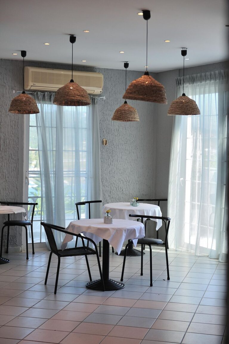 anamar-skiathos-hotel-restaurant-table