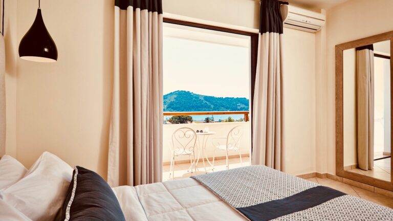skiathos-luxury-living-deluxe-suite-sea-view